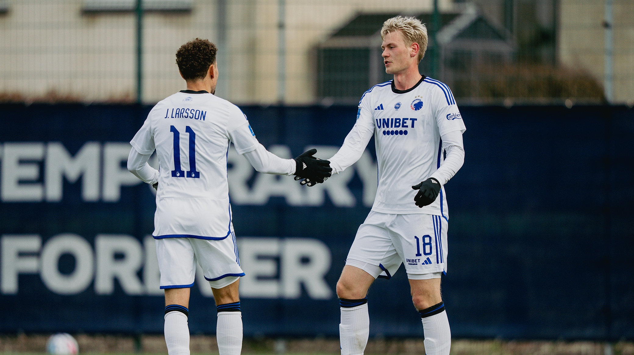 Orri der efter hans 2-0-scoring, takker Jordan for oplæg. Foto: Gaston Szerman, FCK Media