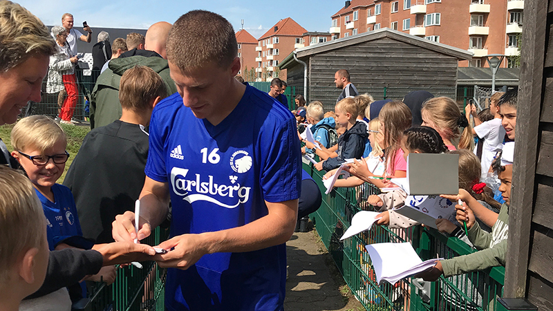 Pep Biel giver autografer til fredagens træning