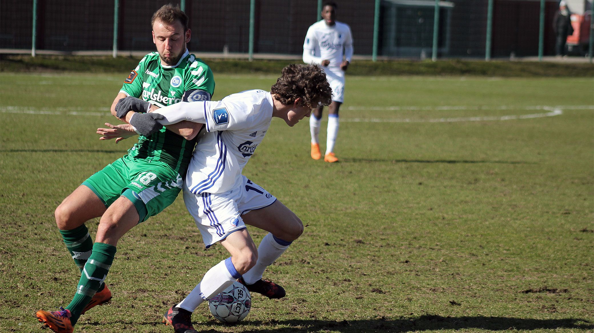 Marcus Porsgrunn i duel med OB's Mathias Thrane