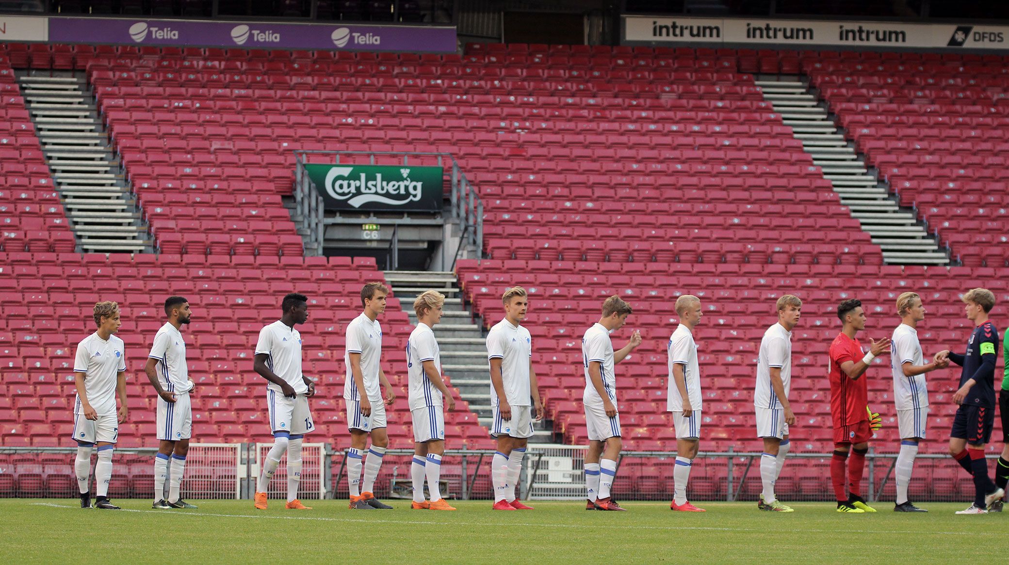 U19 linet op i Telia Parken før kampen mod AGF