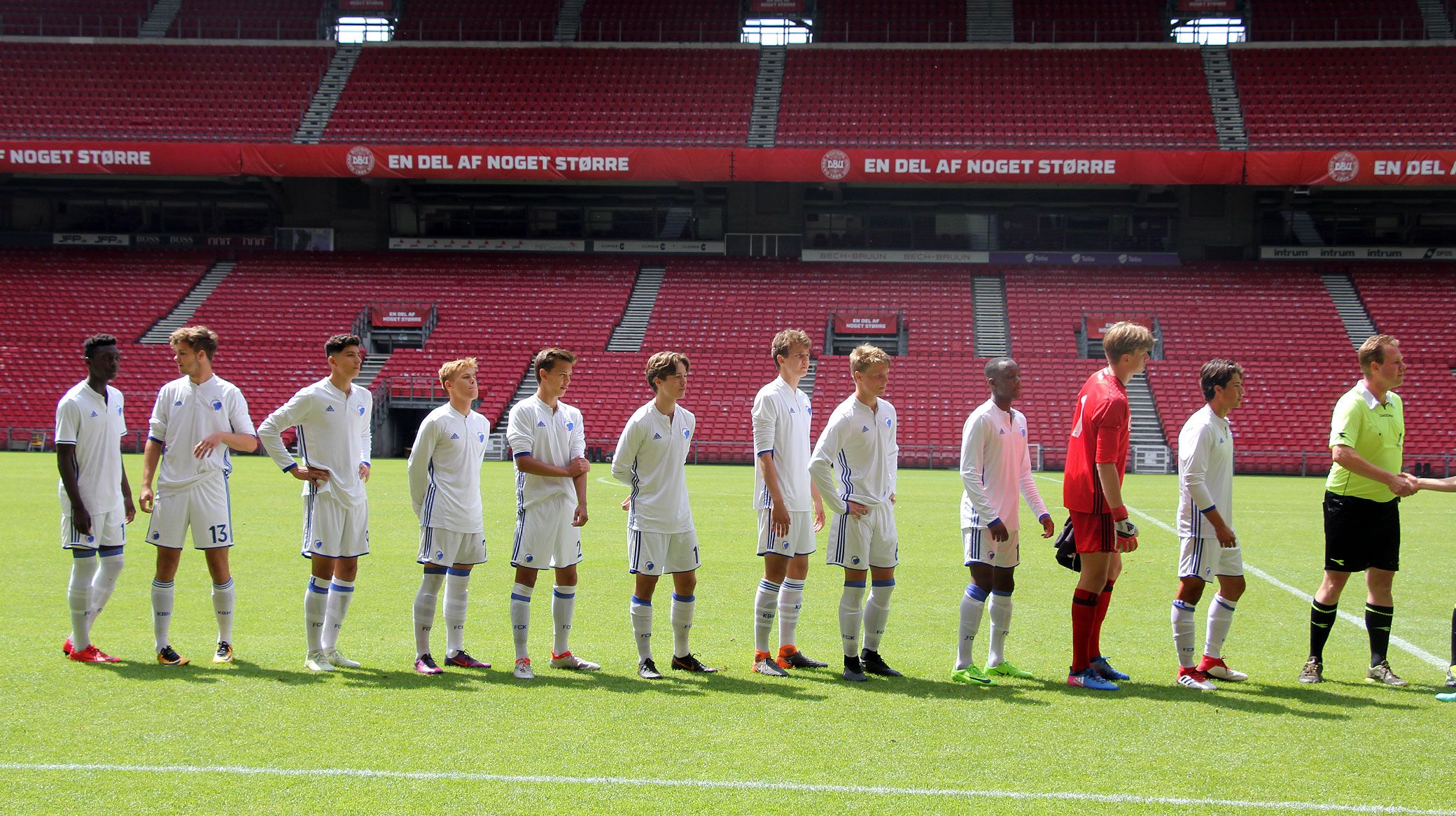 U17 linet op til kamp i Telia Parken