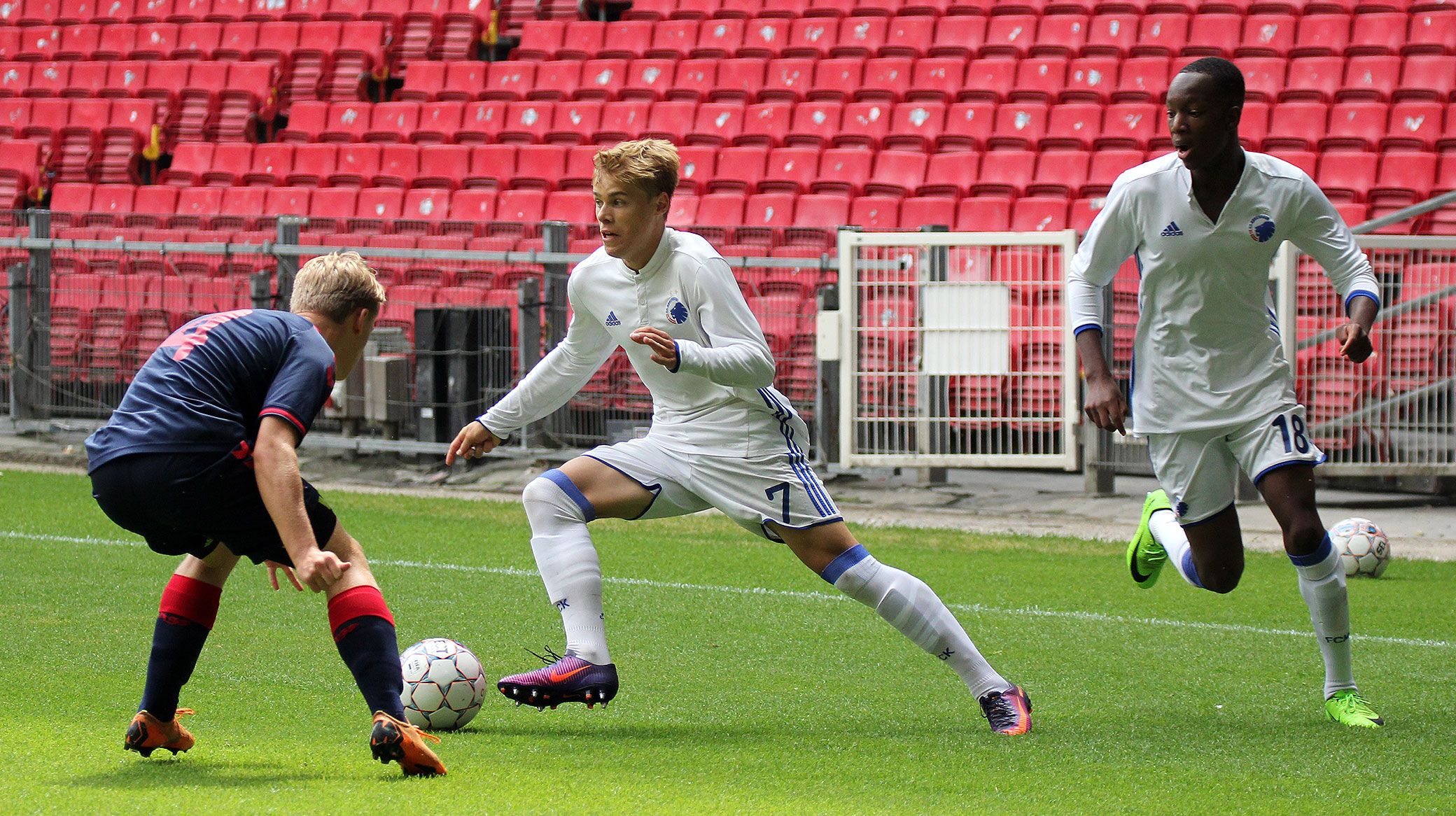 Tobias Pedersen i duel med en AGF'er - til højre Marcus Korang