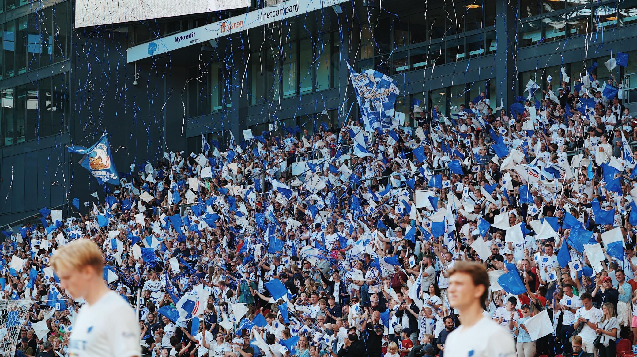 Flag-tifo på Familietribunen