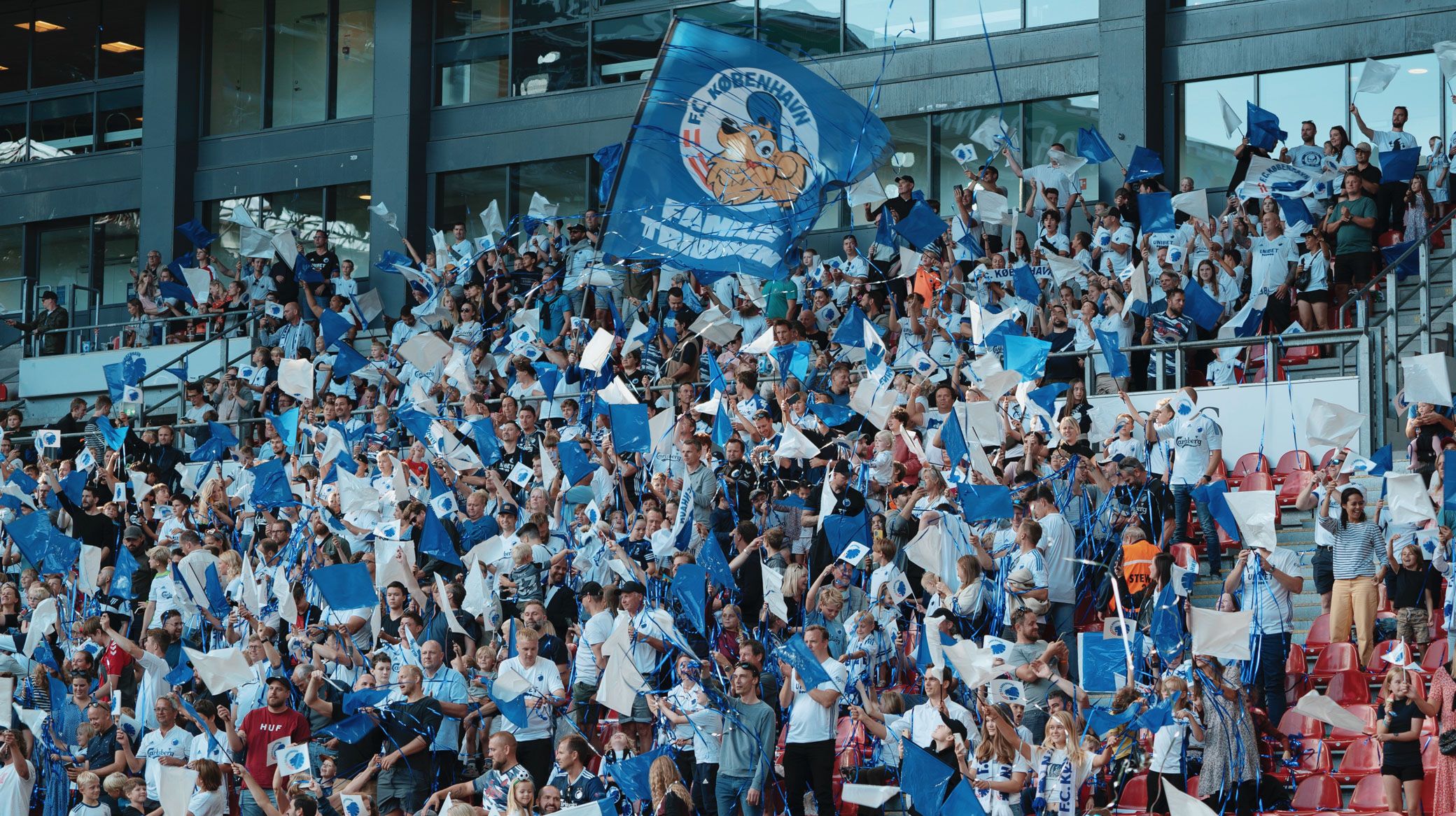 Flag-tifo på Familietribunen