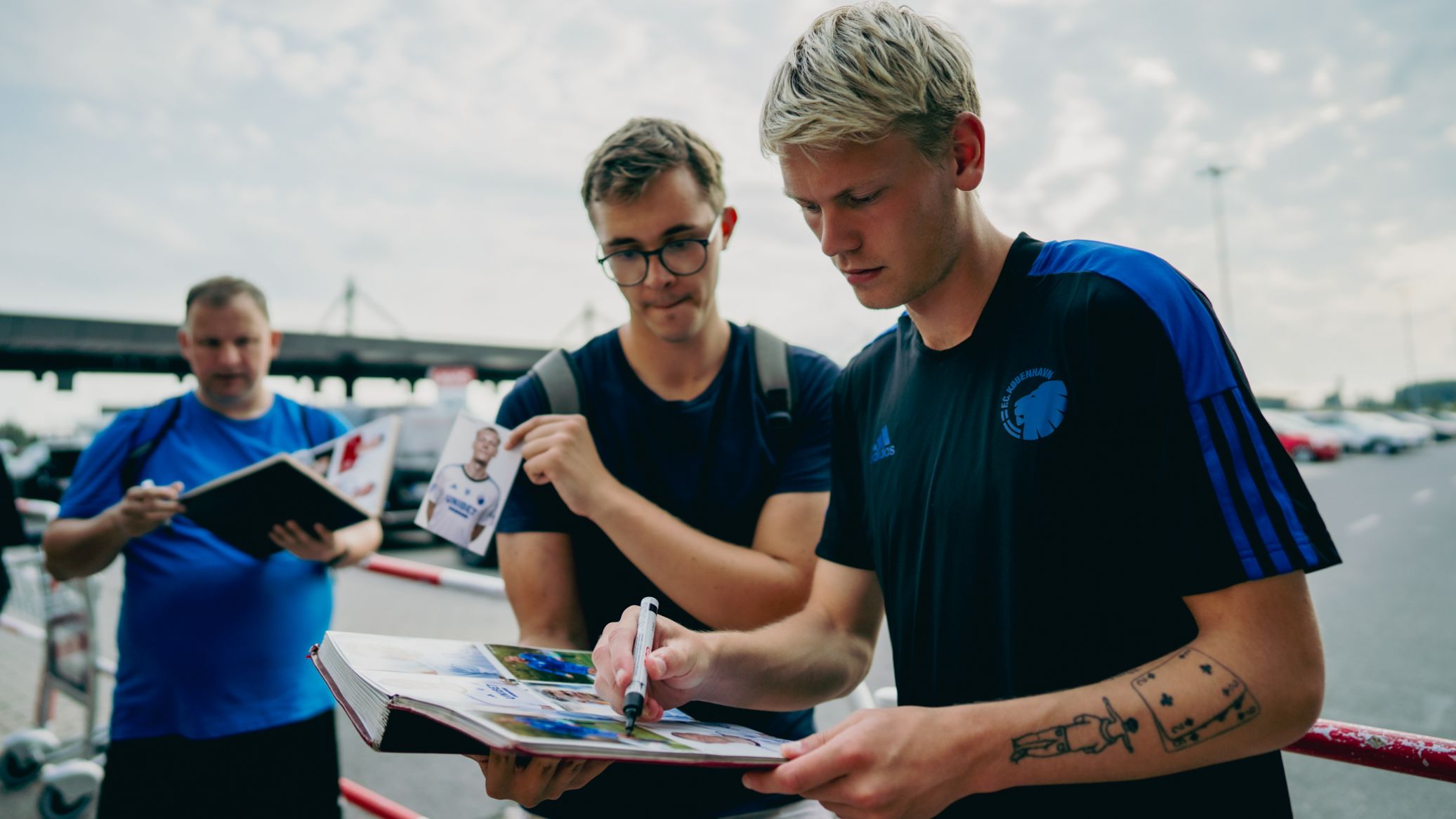 Orri Óskarsson skriver autograf