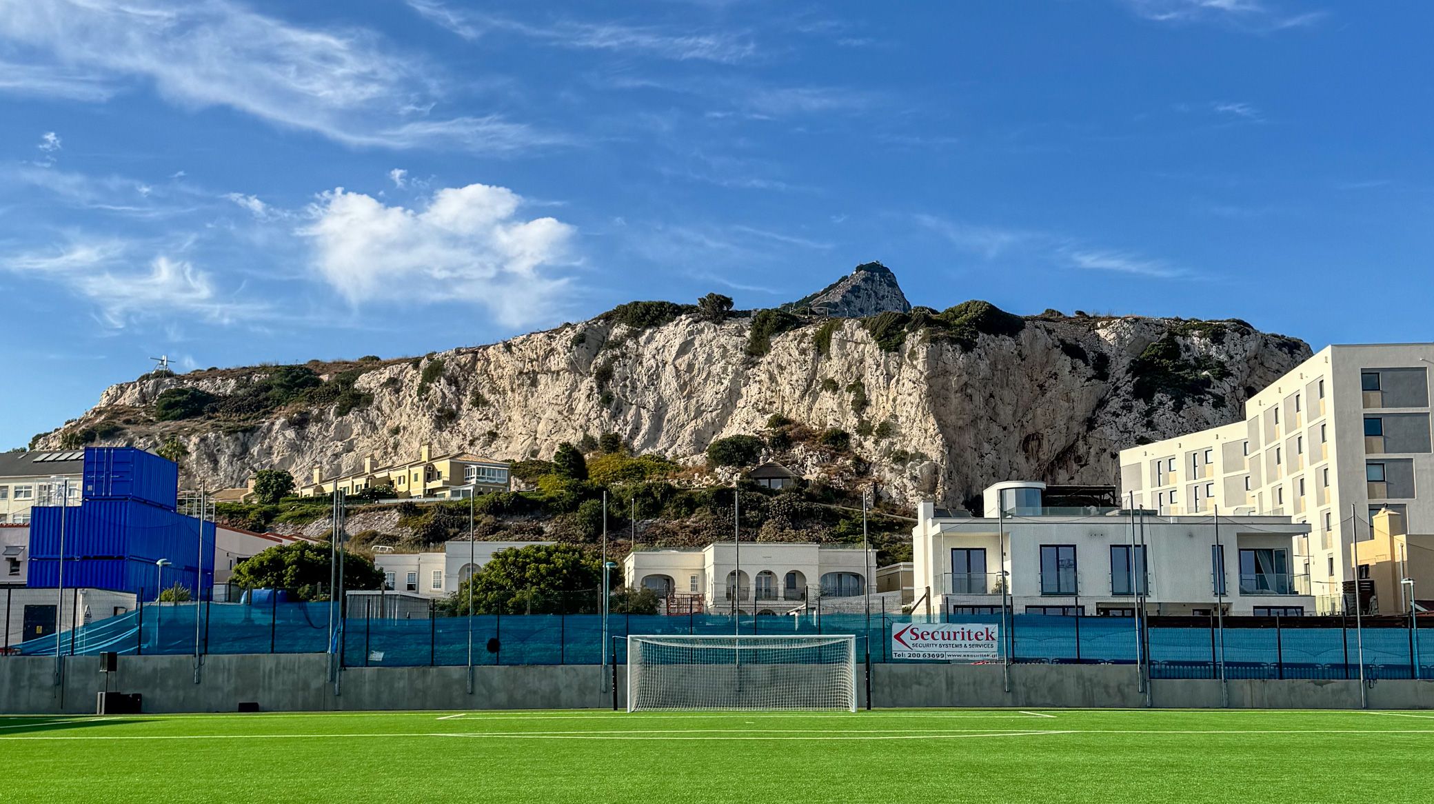 Udsigt til Gibraltarklippen bag det ene mål