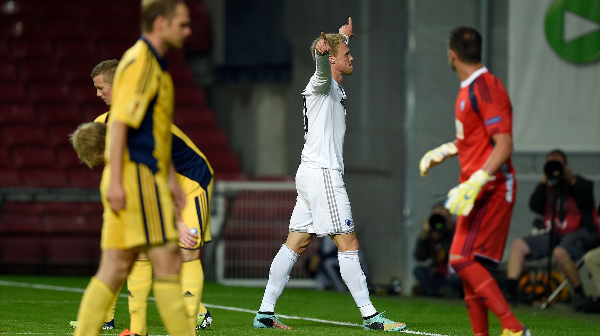 Nicolai Jørgensen fejrer et af sine to mål mod HJK Helsinki i 2014