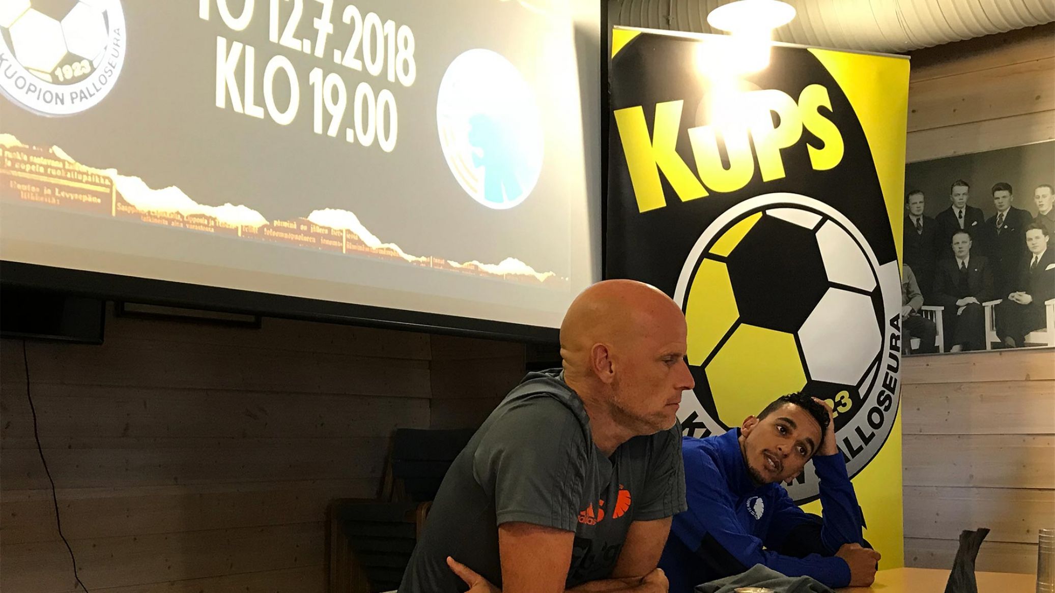 Pressemøde på stadion i Kuopio