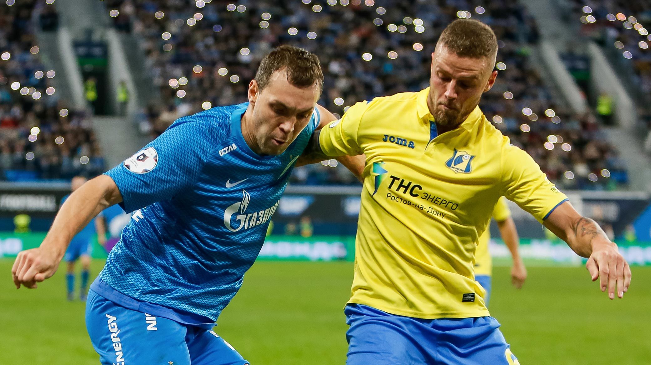 Zenits Artem Dzyuba i duel med Rostovs Ragnar Sigurdsson