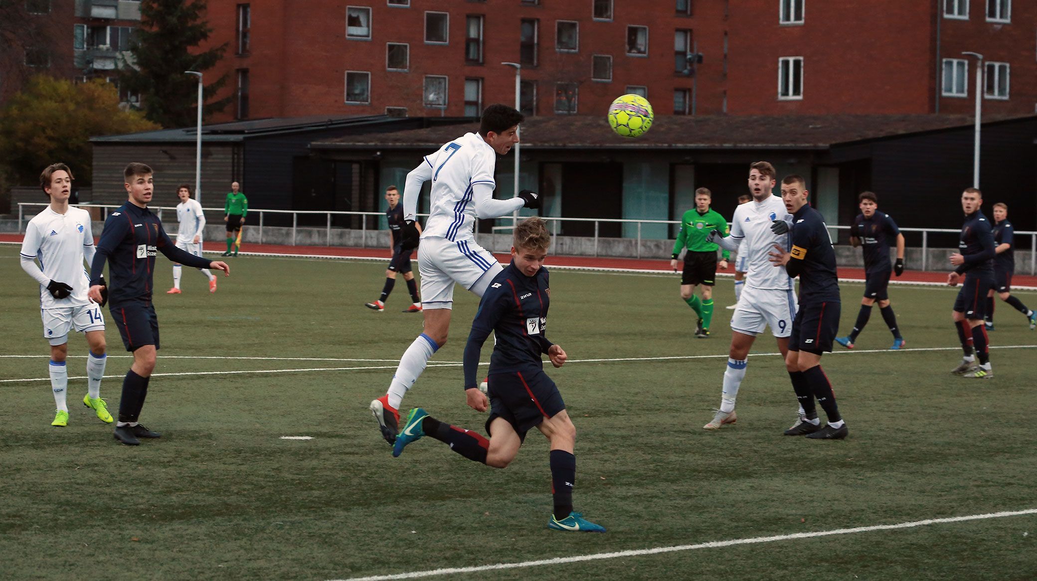 Ahmed Daghim header bolden i mål