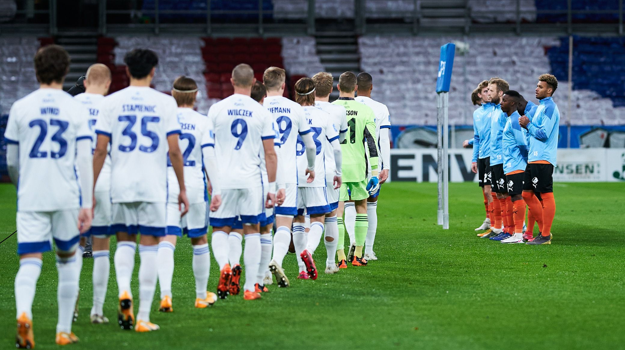 Spillerne går på banen