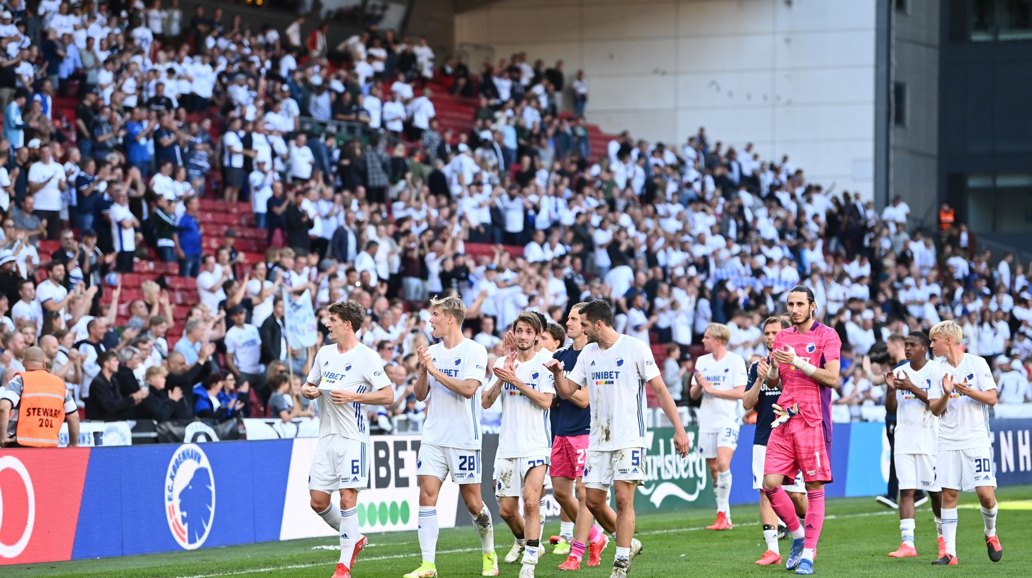 Spillerne takker fansene efter kampen