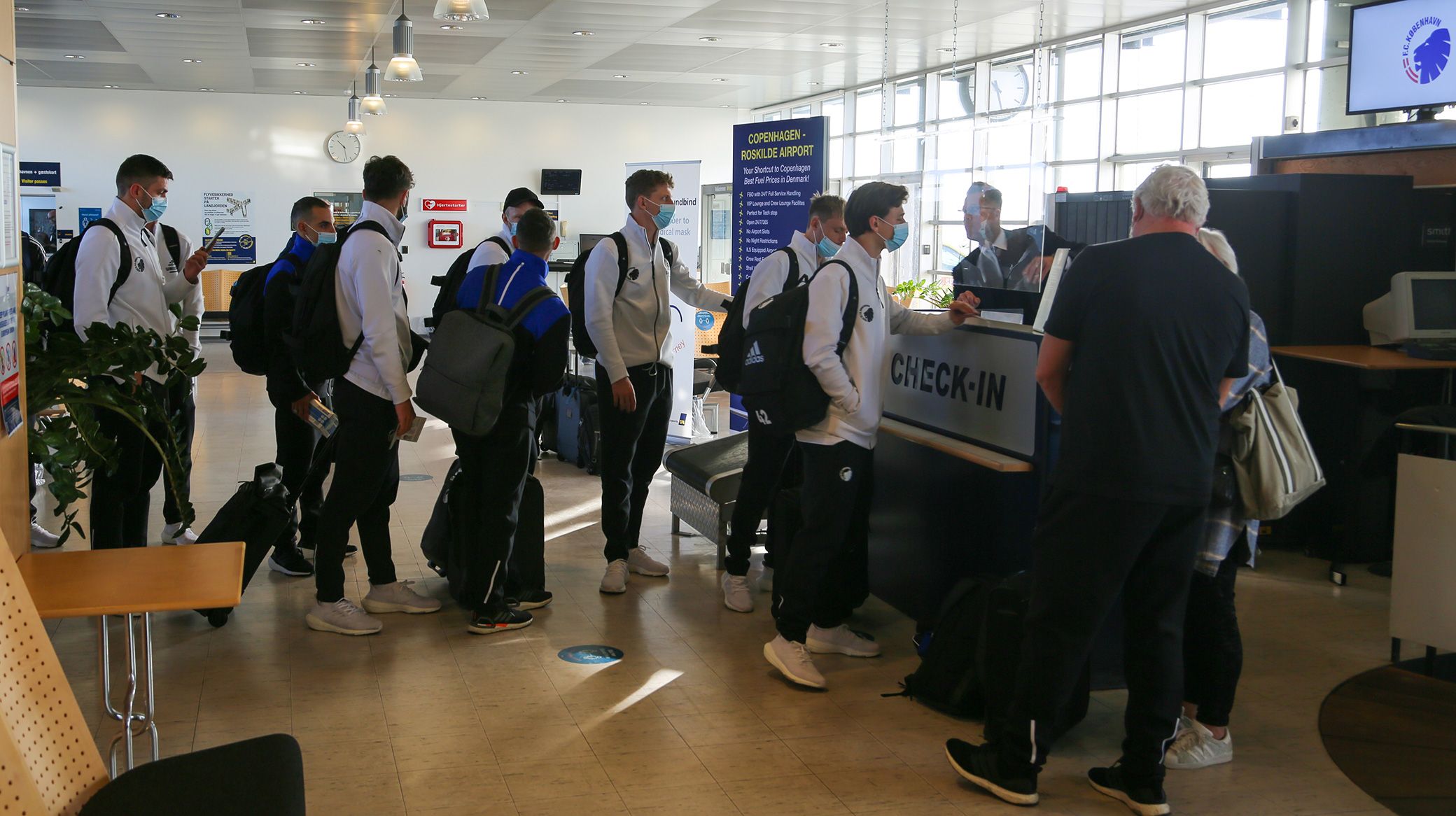 Truppen tjekker ind i Roskilde Airport