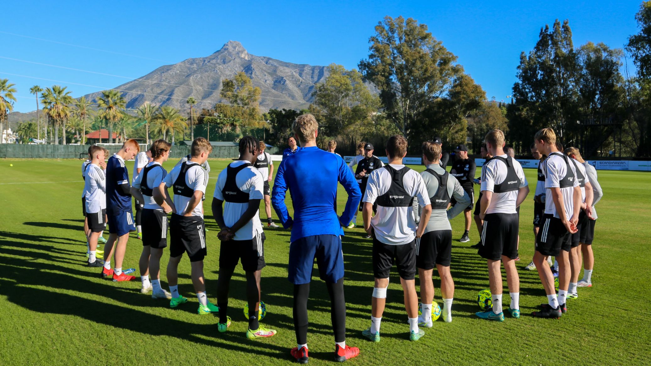 Cheftræner Hjalte Nørregaard og U19-truppen i Marbella