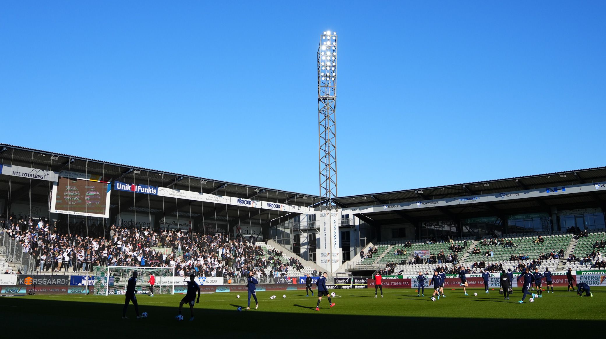 Opvarmning foran en udsolgt FCK-tribune i Viborg