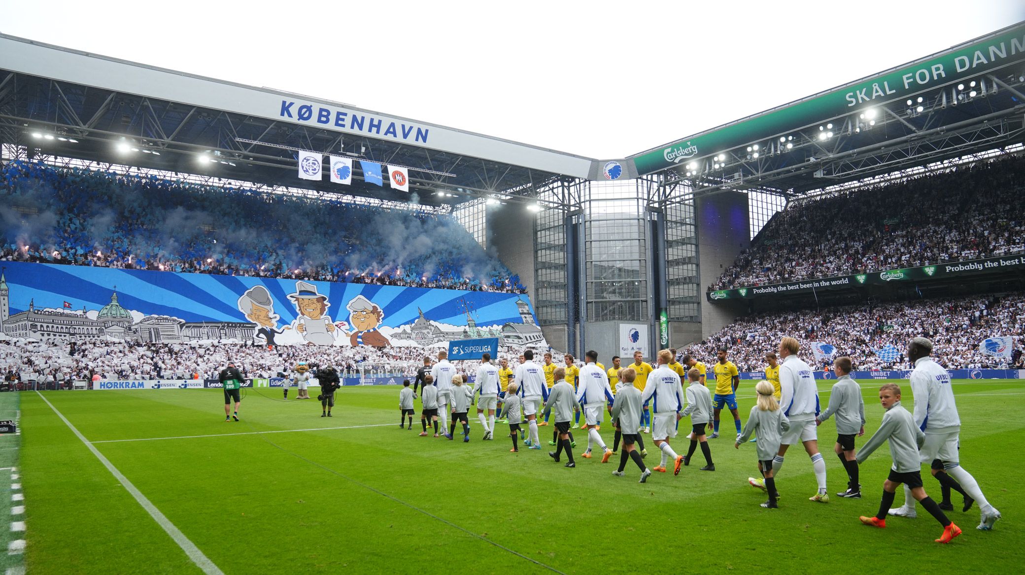 Spillerne går på banen