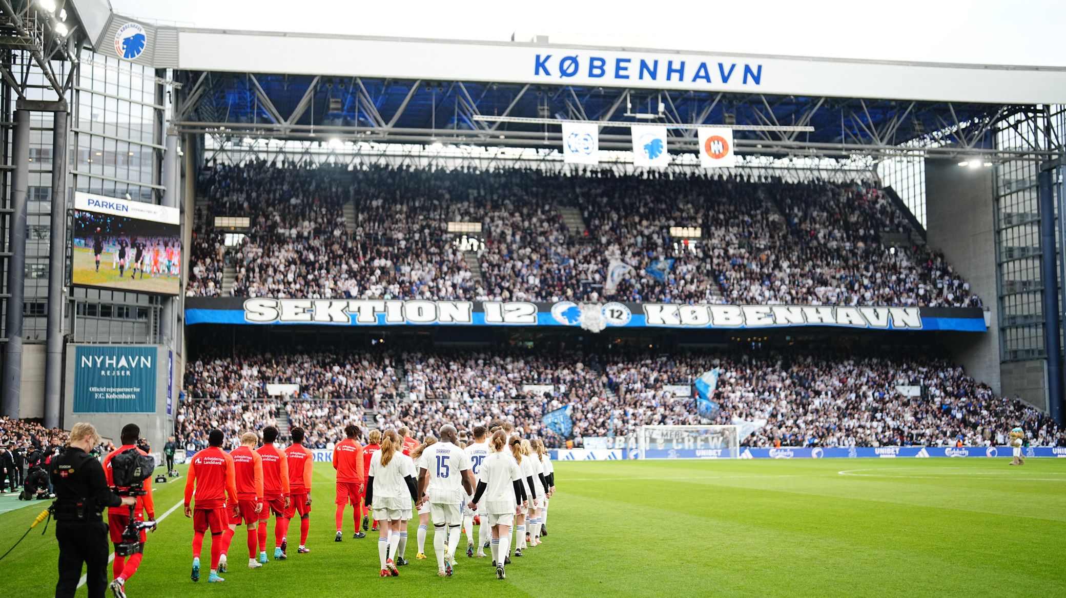 Spillerne går på banen