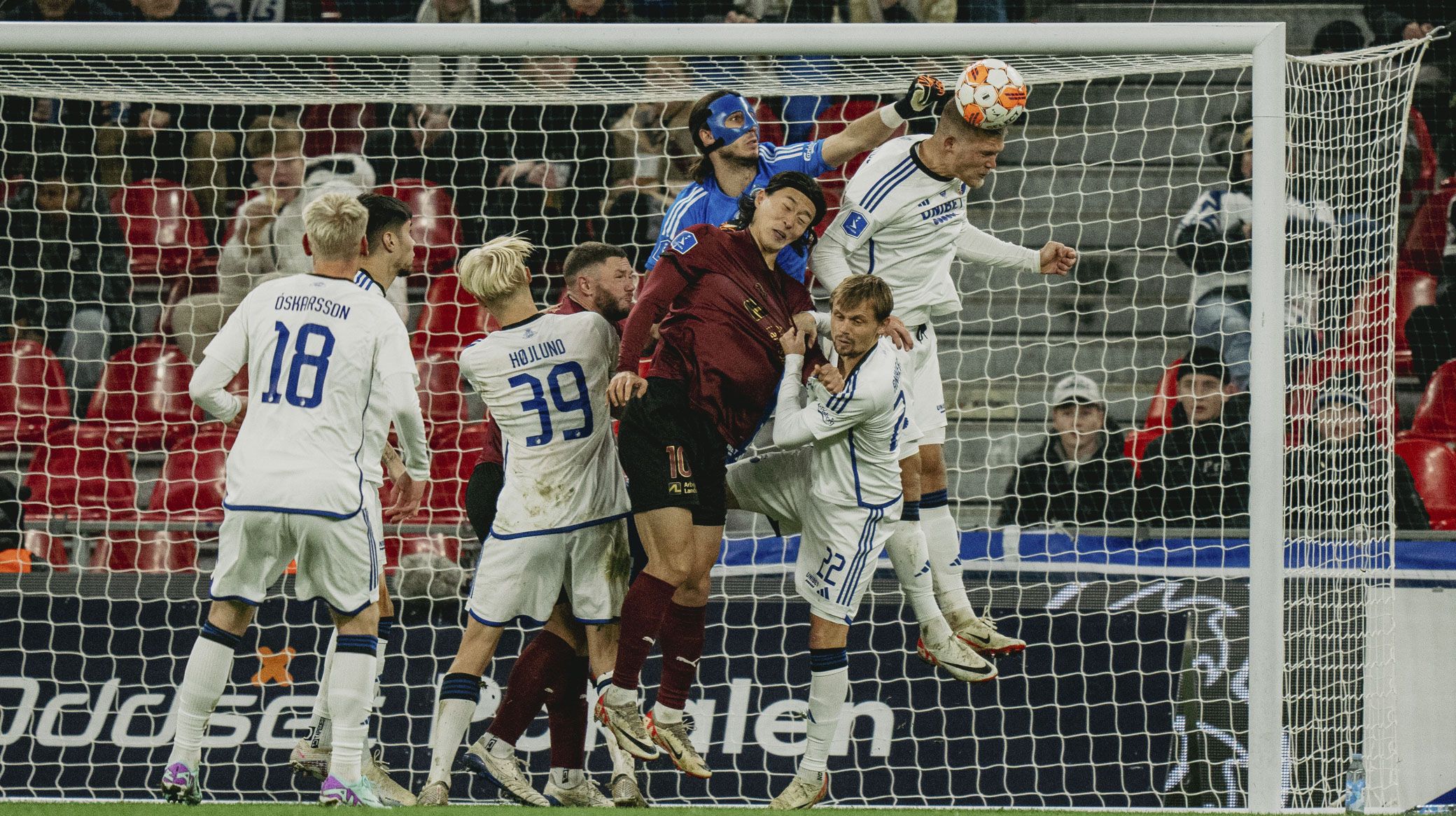 Kamil Grabara og Andreas Cornelius clearer en dødbold