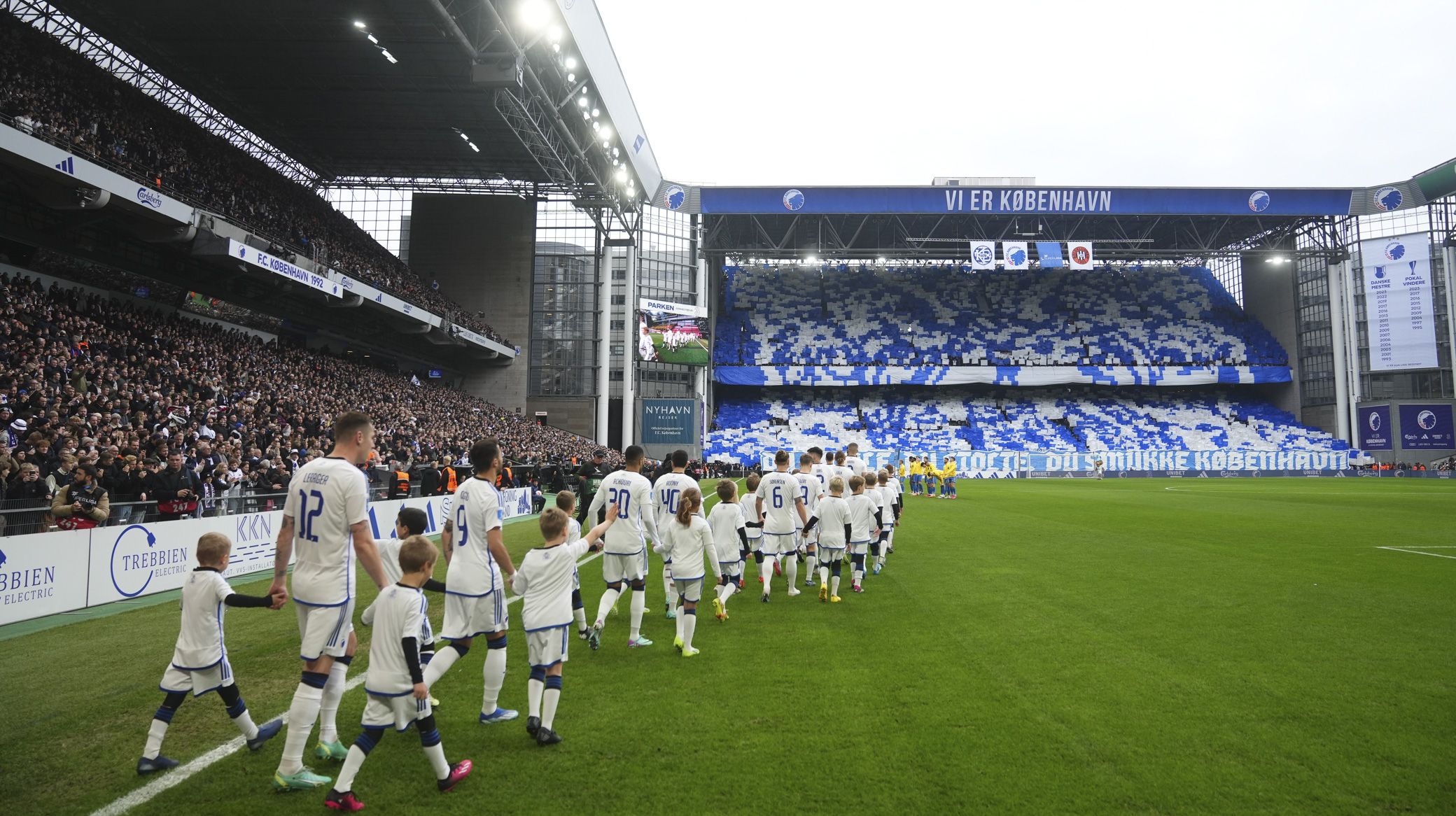 Spillerne går på banen med indmarchbørn fra Klub Leo