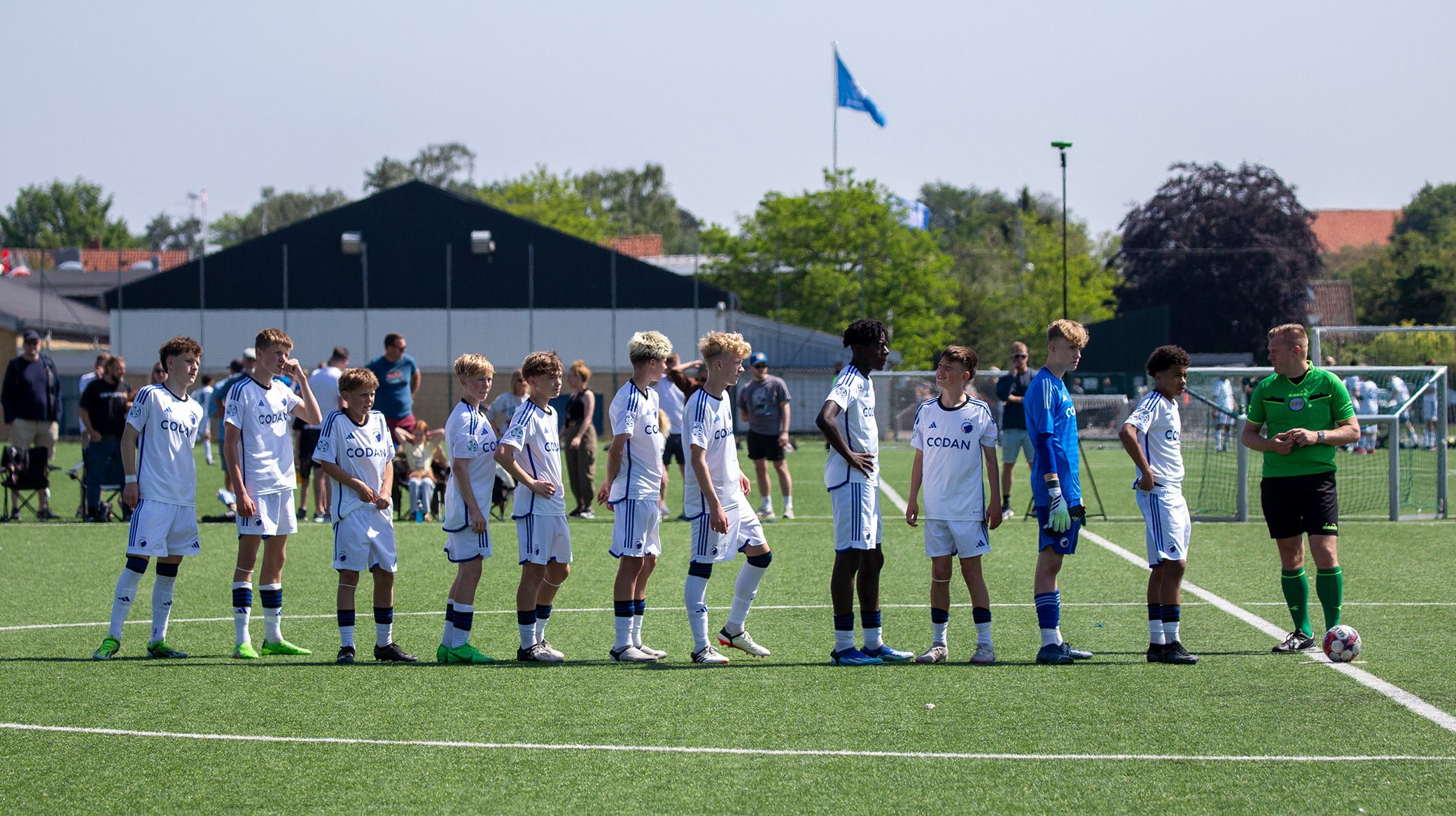 FCK's U14-hold før en kamp i foråret 2042