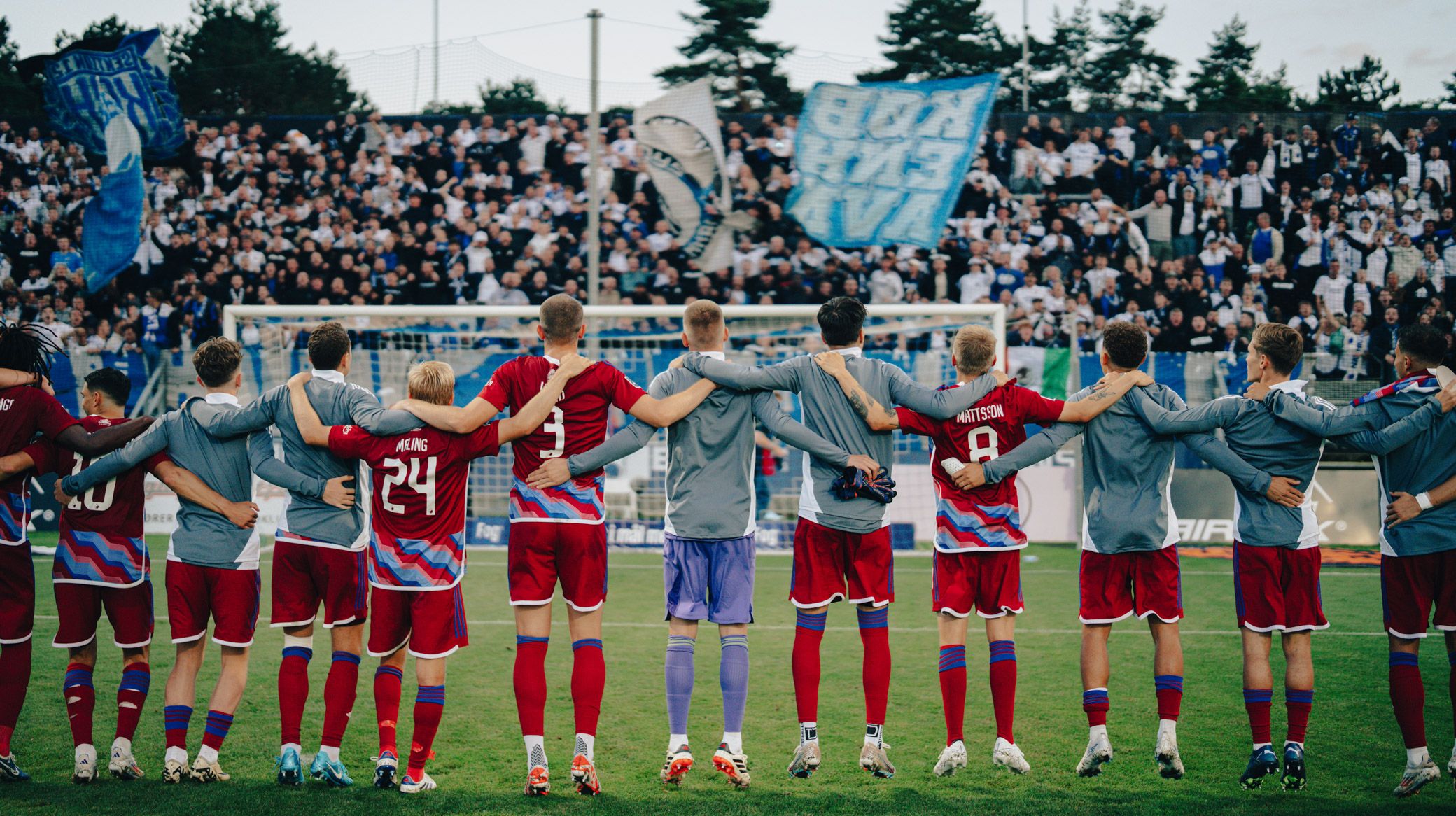 Spillerne jubler med fansene efter kampen