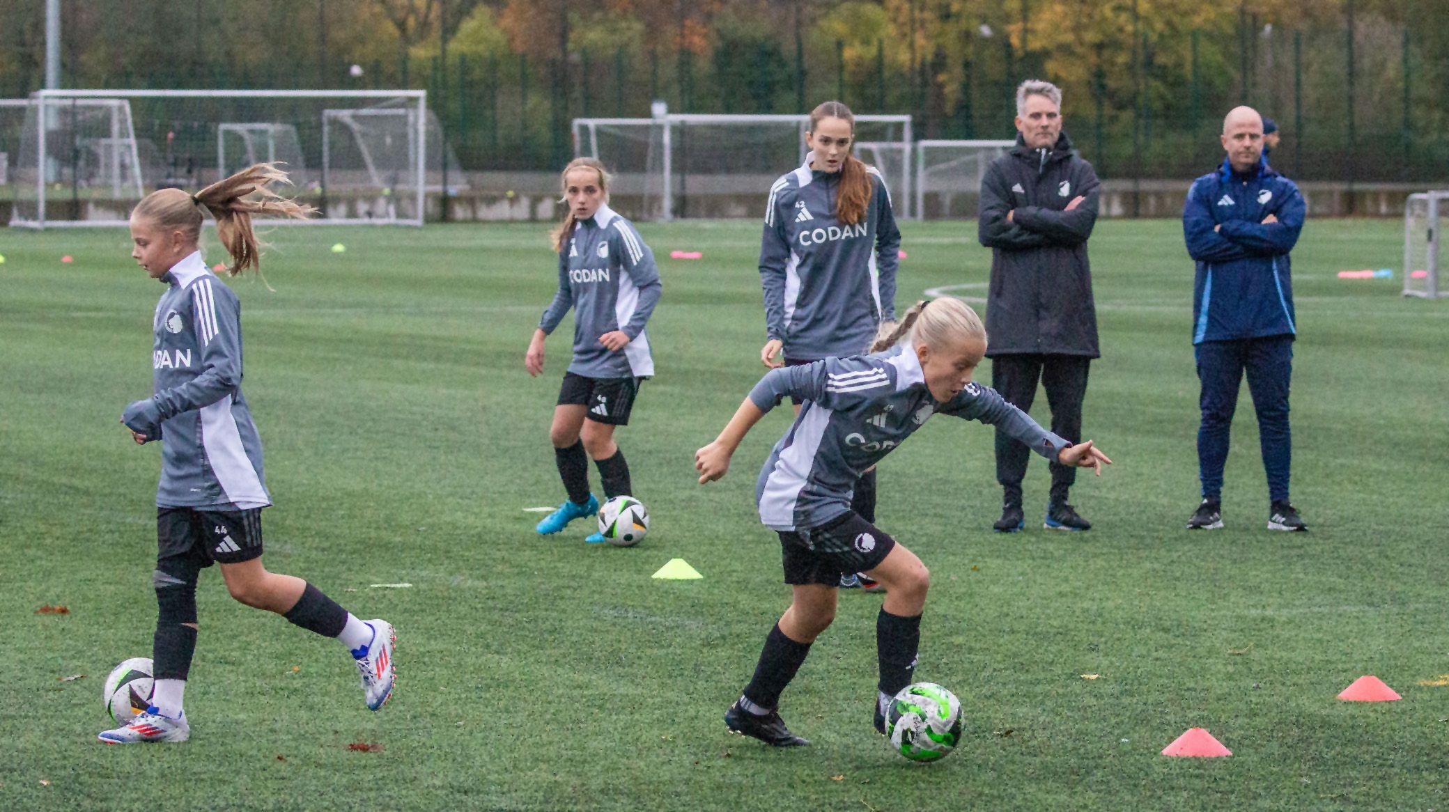 F.C. Københavns pigetalenthold træner på KB's baner