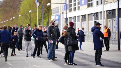 Fans uden for Parken