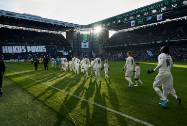 Spillerne løber på banen