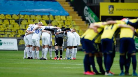 Spillerne samles før kickoff