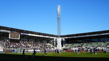 Opvarmning foran en udsolgt FCK-tribune i Viborg