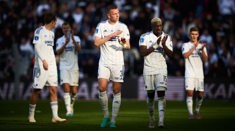 Spillerne takker fansene efter kampen