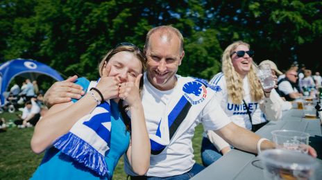 FCK-fans varmer op til kamp i Parken