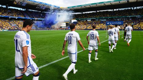 Spillerne går på banen til Derby