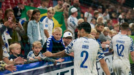 Kevin Diks hilser på fans på Familietribunen