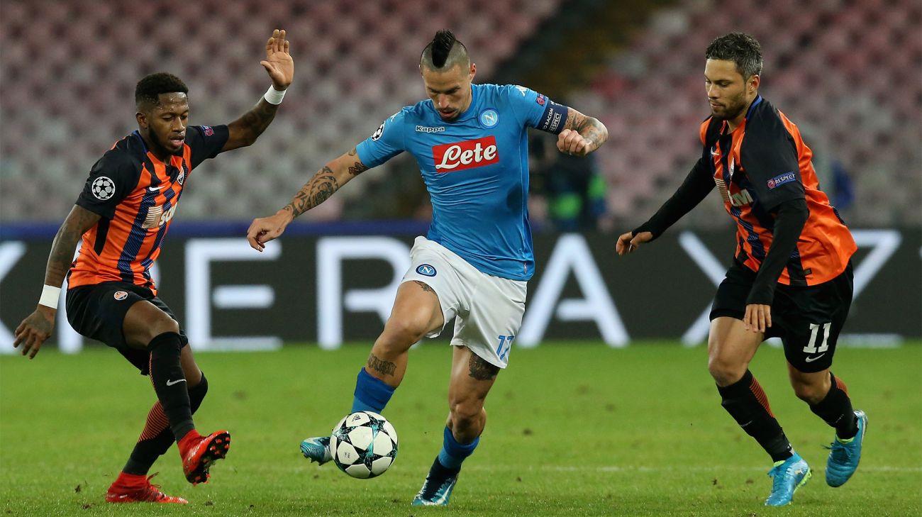 Fred og Marlos i duel med Napolis Marek Hamsik i Champions League