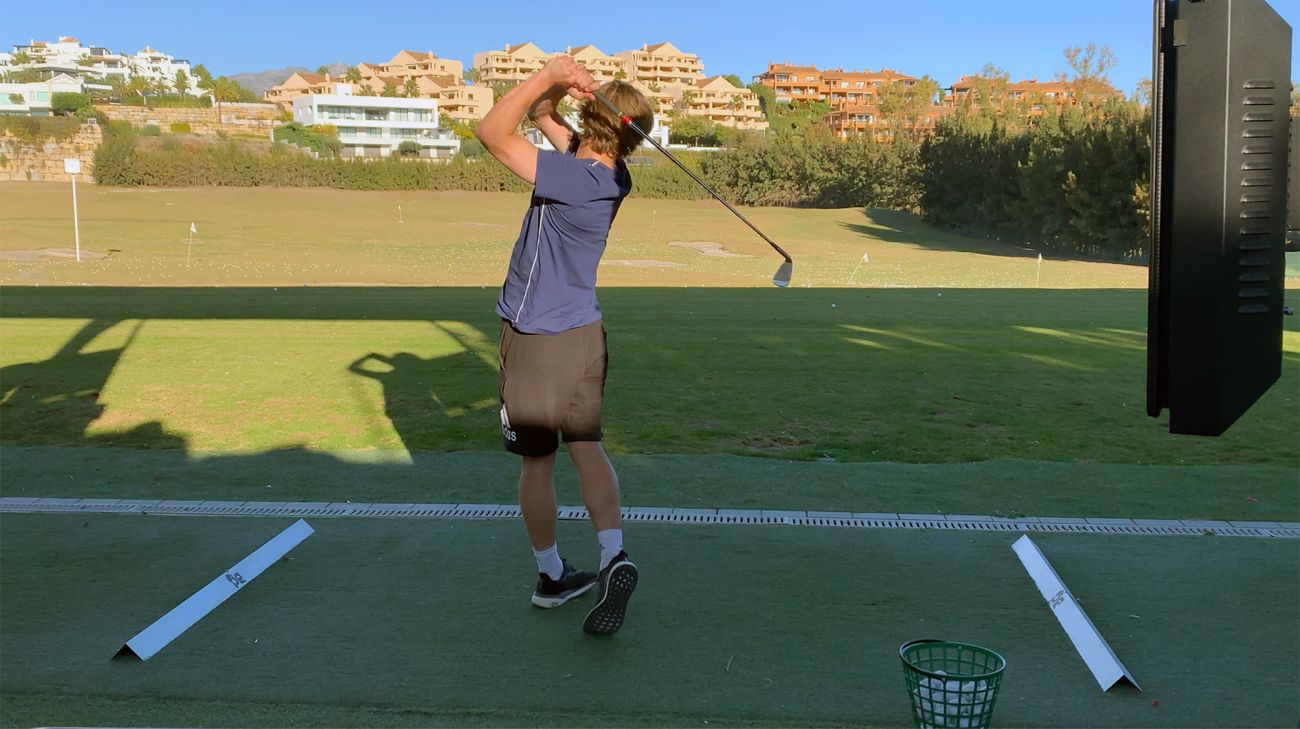 Emil Møller på driving range i Marbella