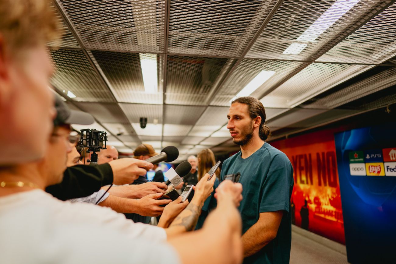 Kamil Grabara i mixed zone på Ali Sami Yen Spor Kompleksi