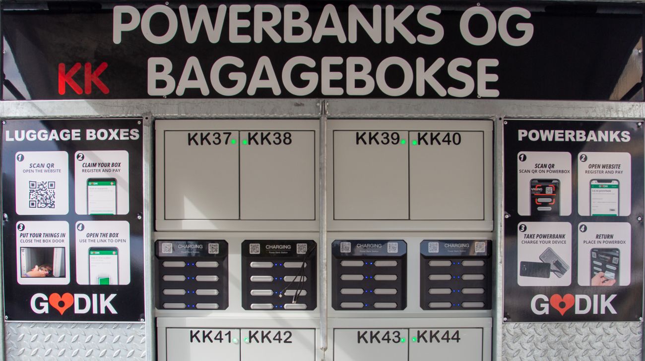 Bagagebokse og mobilopladning bag Parkens B-tribune