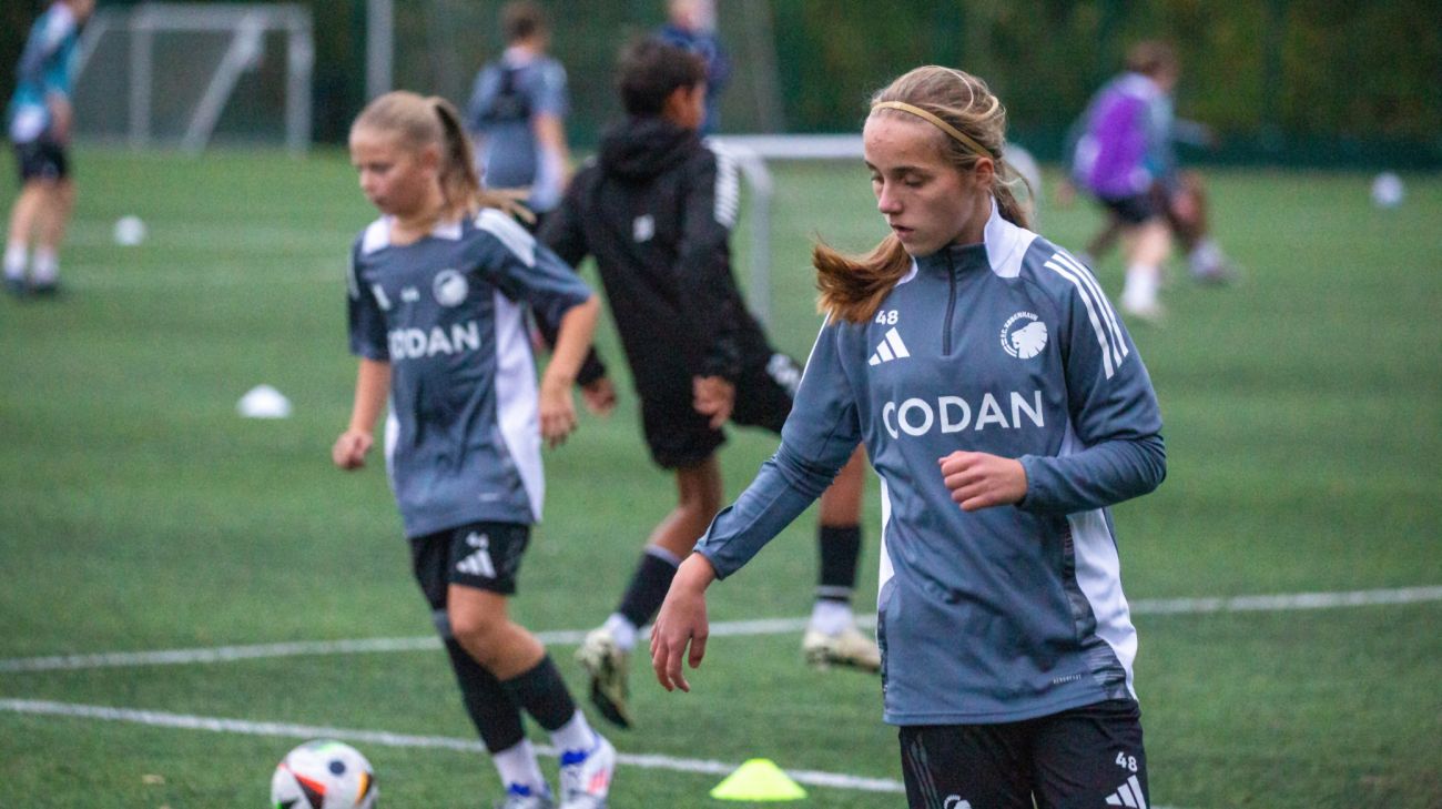 F.C. Københavns pigetalenthold træner på KB's baner