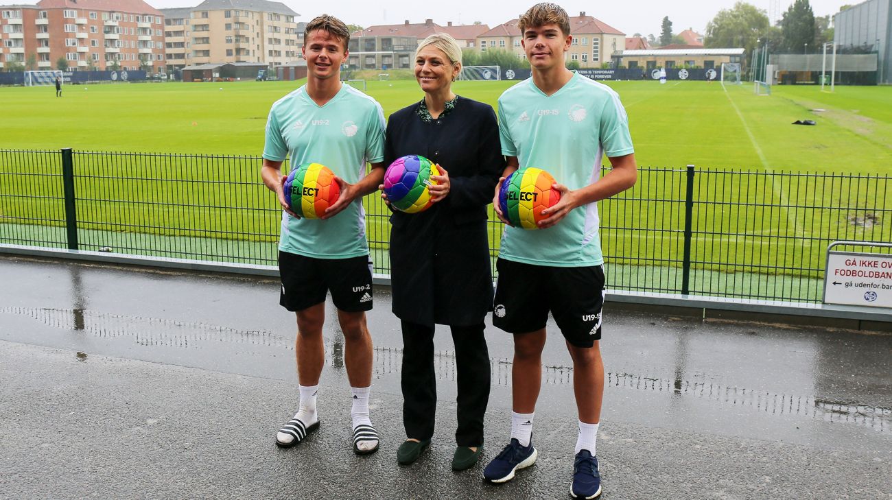 Emil Møller og Nikolaj Zachariassen sammen med ligestillingsminister Trine Bramsen