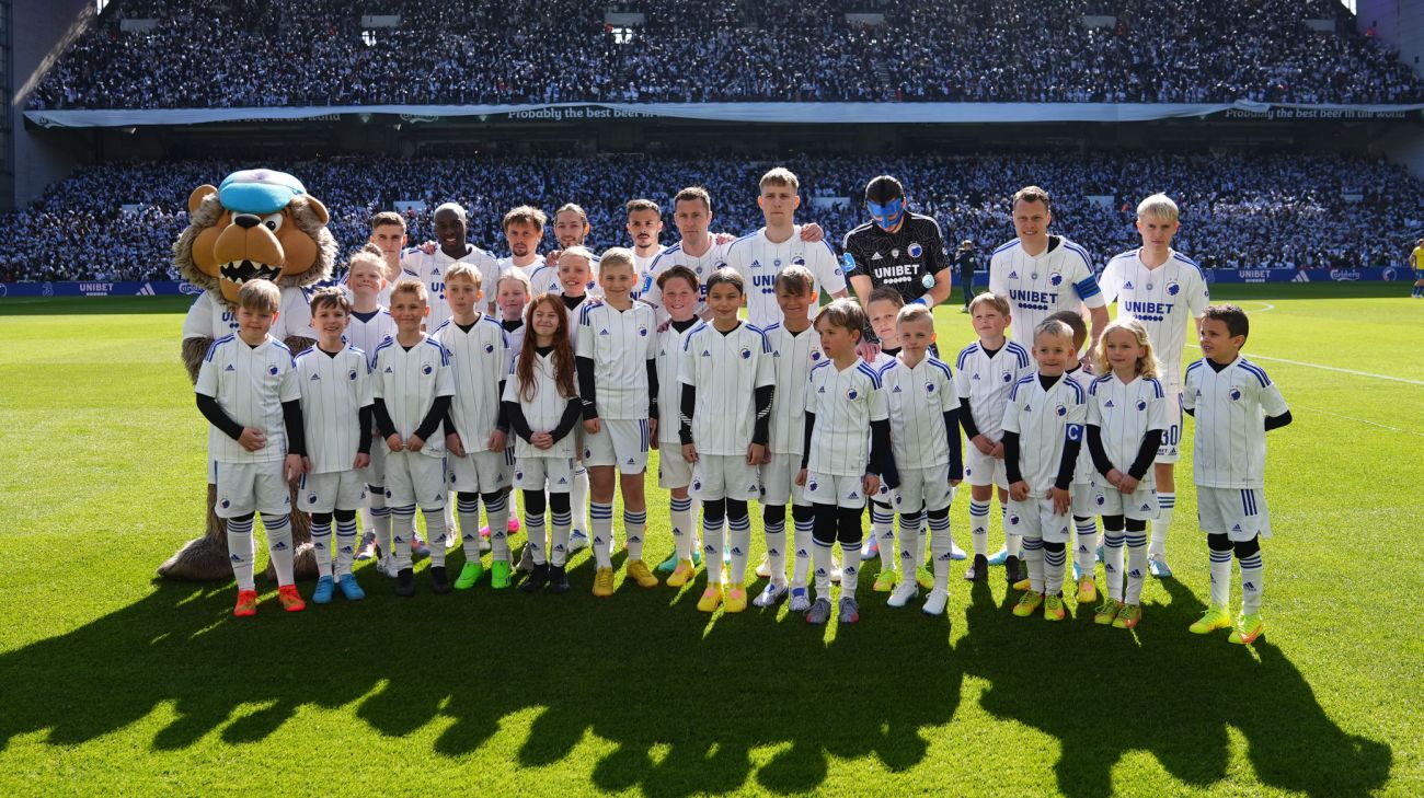 Holdfoto med indmarchbørn fra Klub Leo