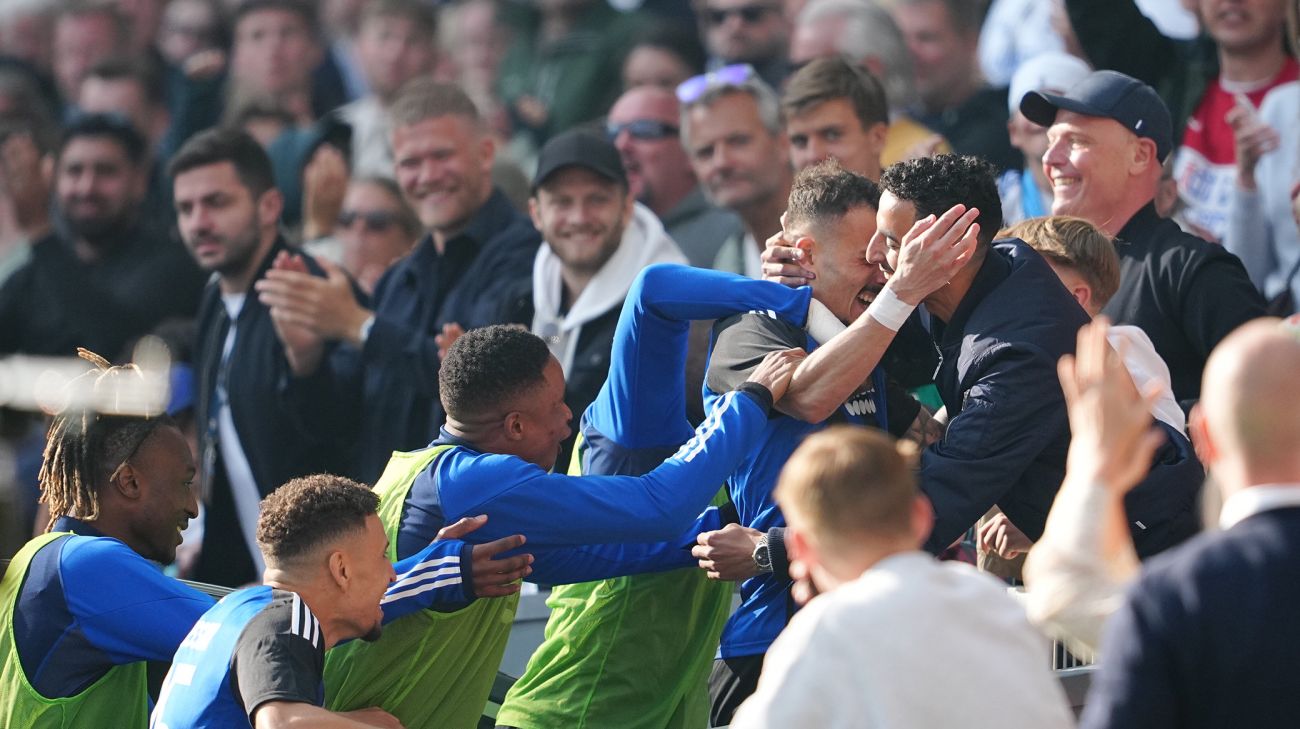 Diogo Goncalves løber ud og krammer Carlos Zeca efter sit flotte pokalmål