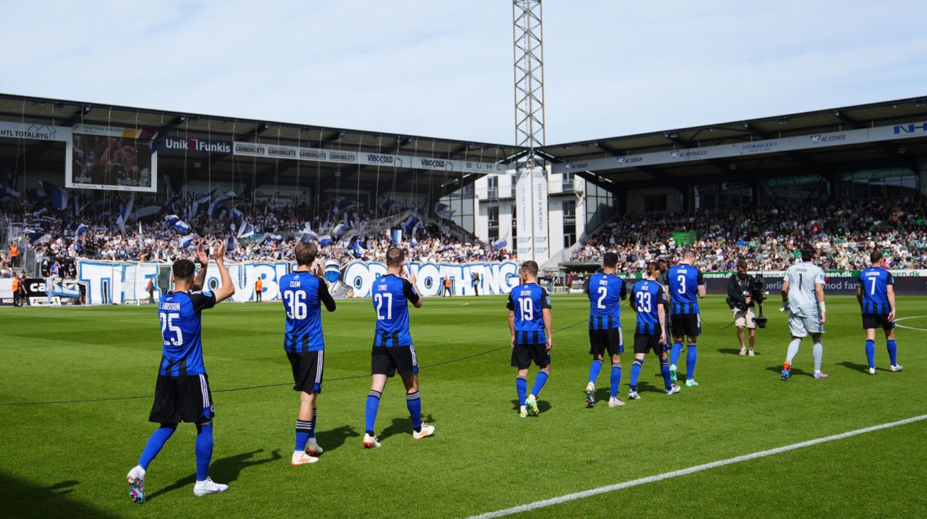 Spillerne går på banen - "The Double Or Nothing"