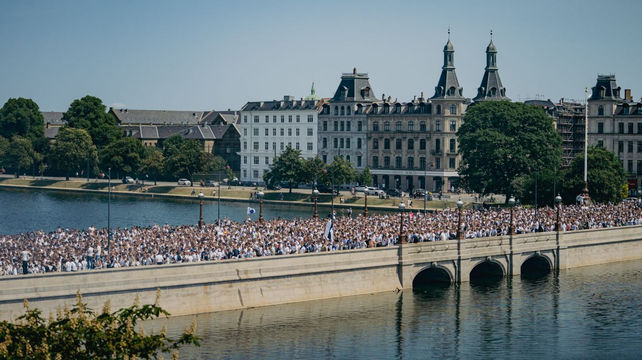 Fanmarch over Dronning Louises Bro