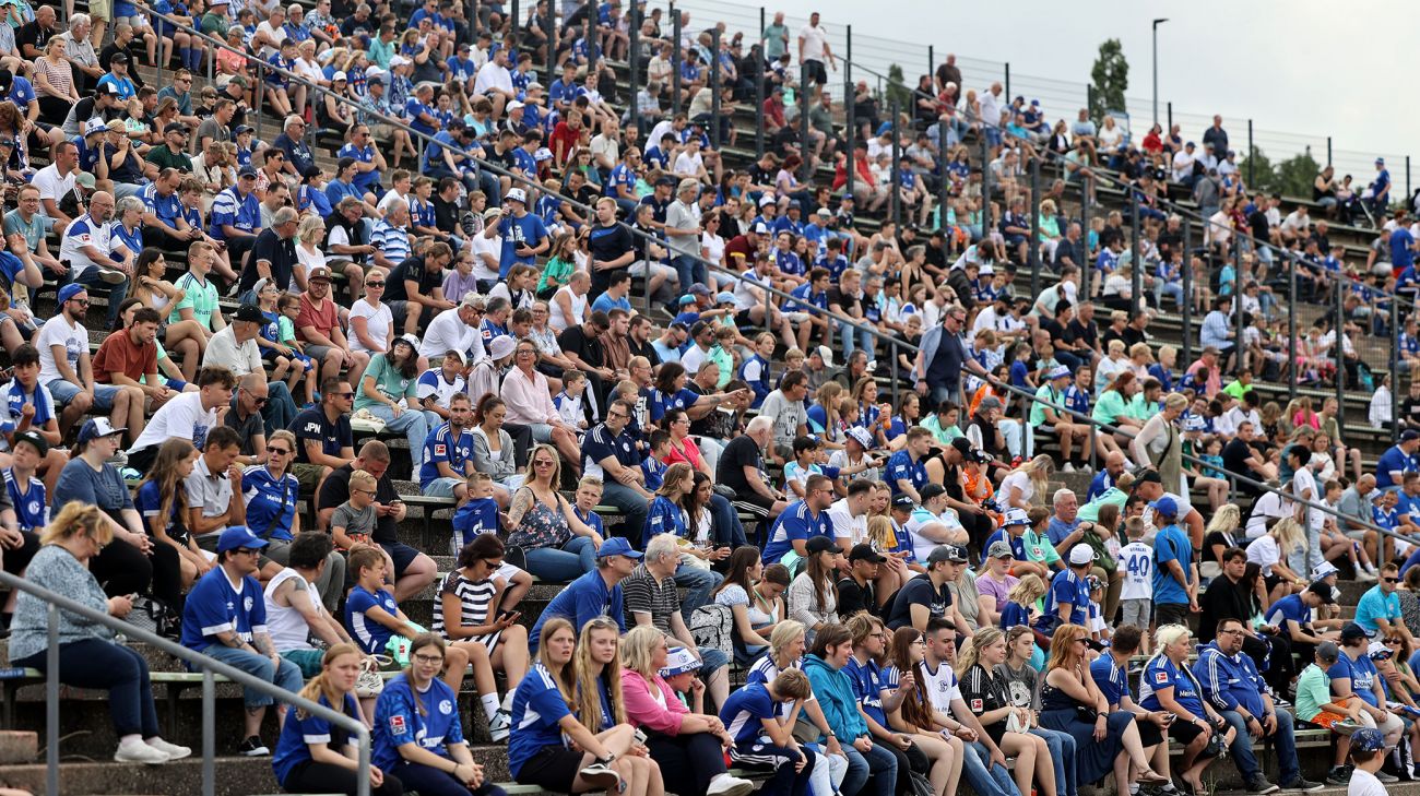 Schalke-fans til klubbens første træning i juni 2023 på Parkstadion