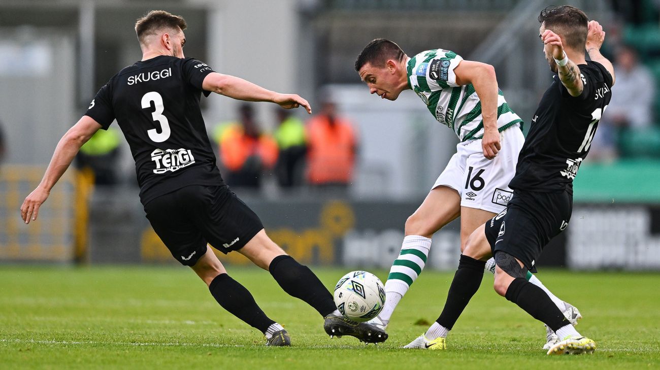 Breidabliks Oliver Sigurjónsson og Kristinn Steindórsson i duel mod Gary O'Neill i udekampen mod Shamrock Rovers