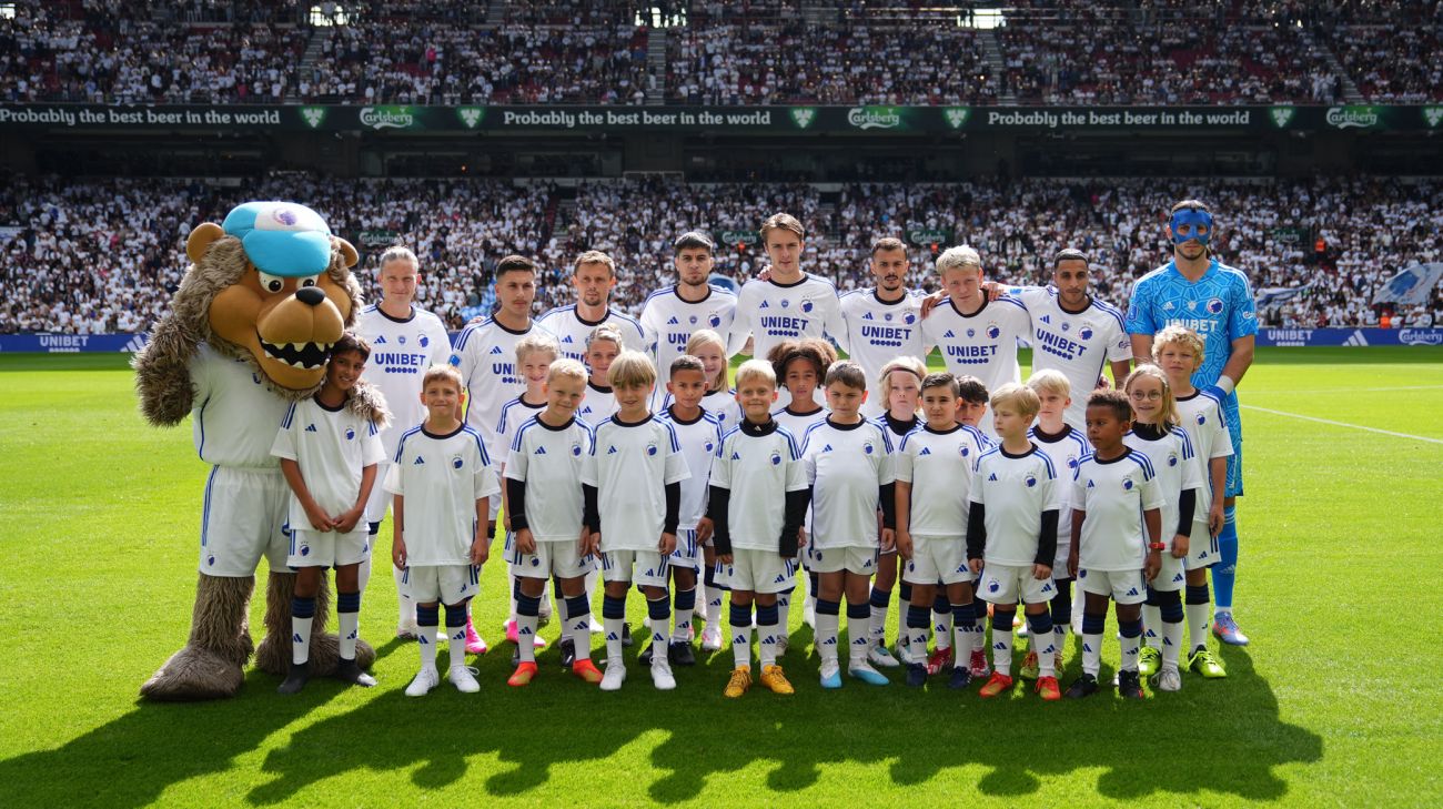 Holdfoto med indmarchbørn fra Klub Leo