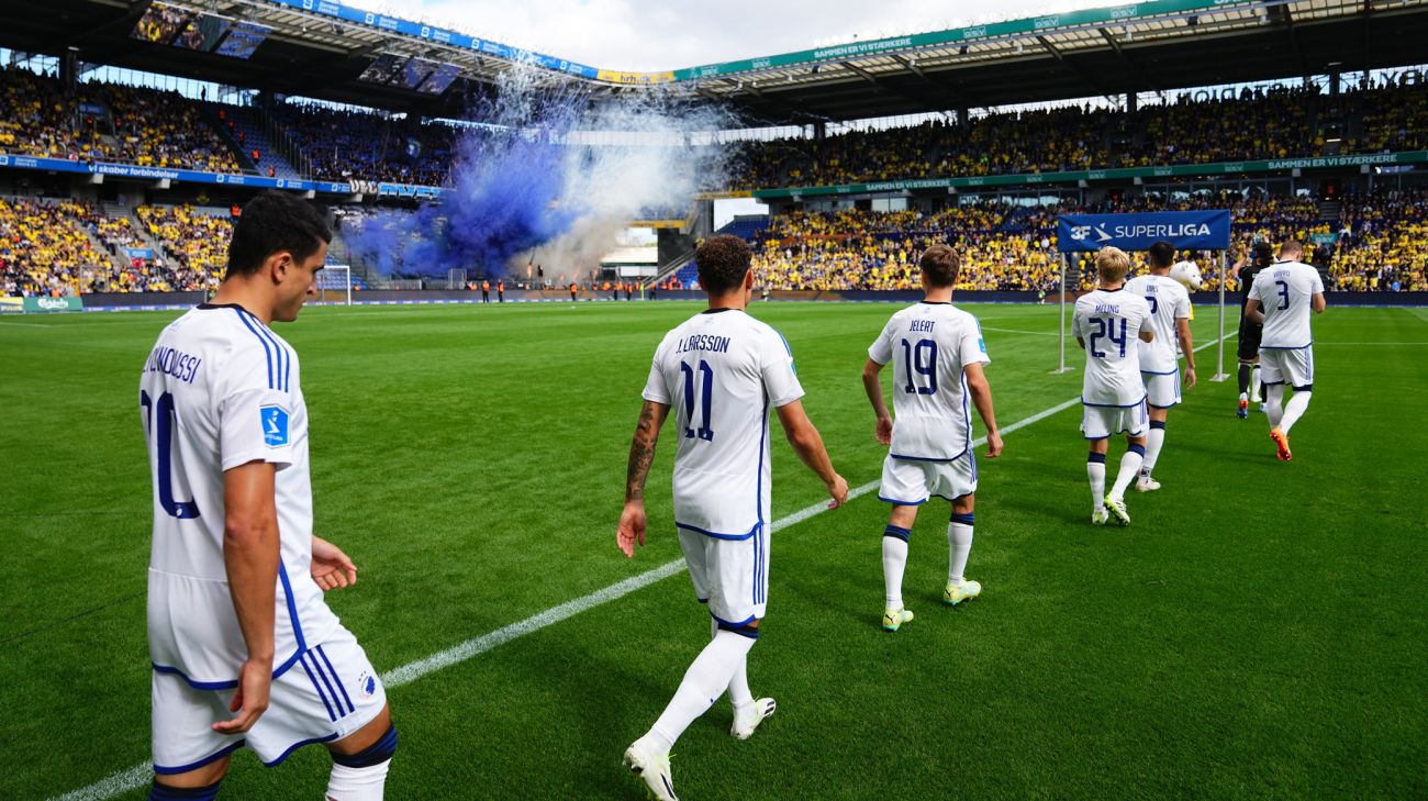 Spillerne går på banen til Derby