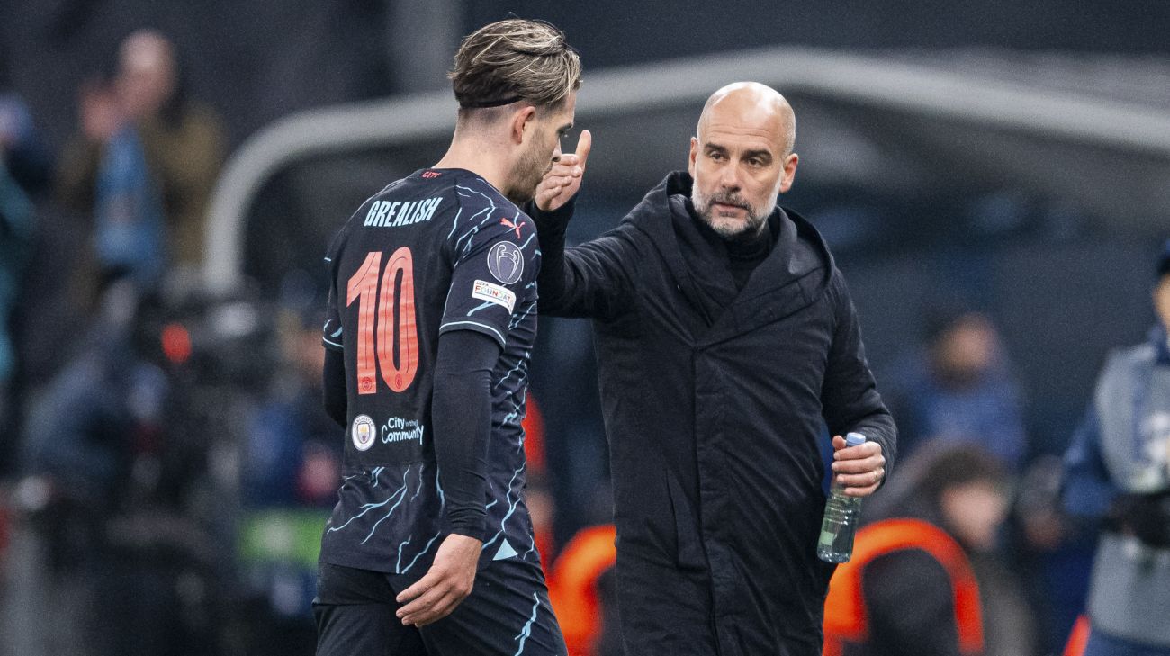 Jack Grealish forlader banen med en skade