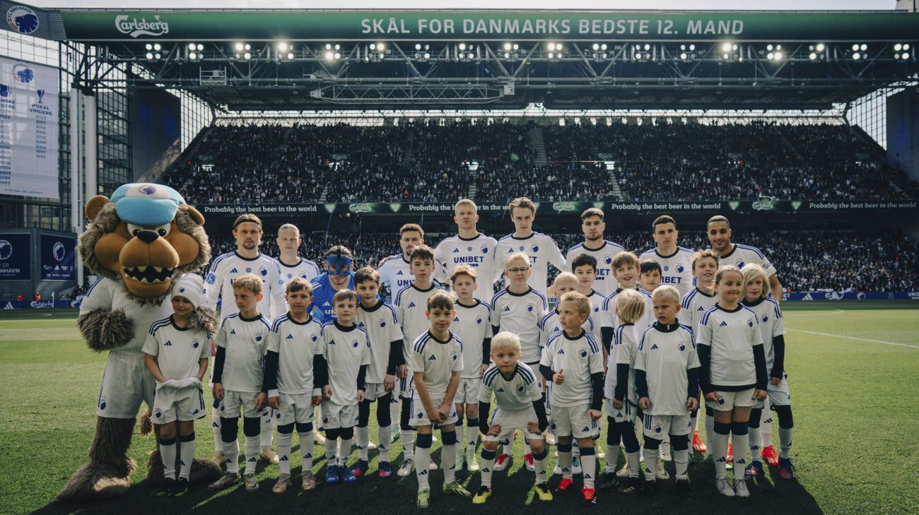 Holdfoto med indmarchbørn fra Klub Leo